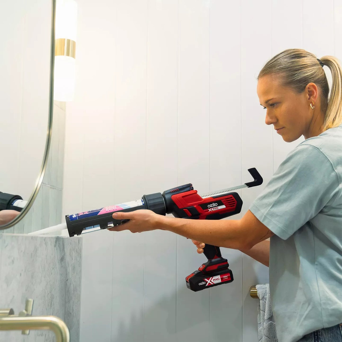 Ozito PXC 18V Caulking Gun Kit with 2.5Ah Li-ion Battery Charger Set Gap Sealant