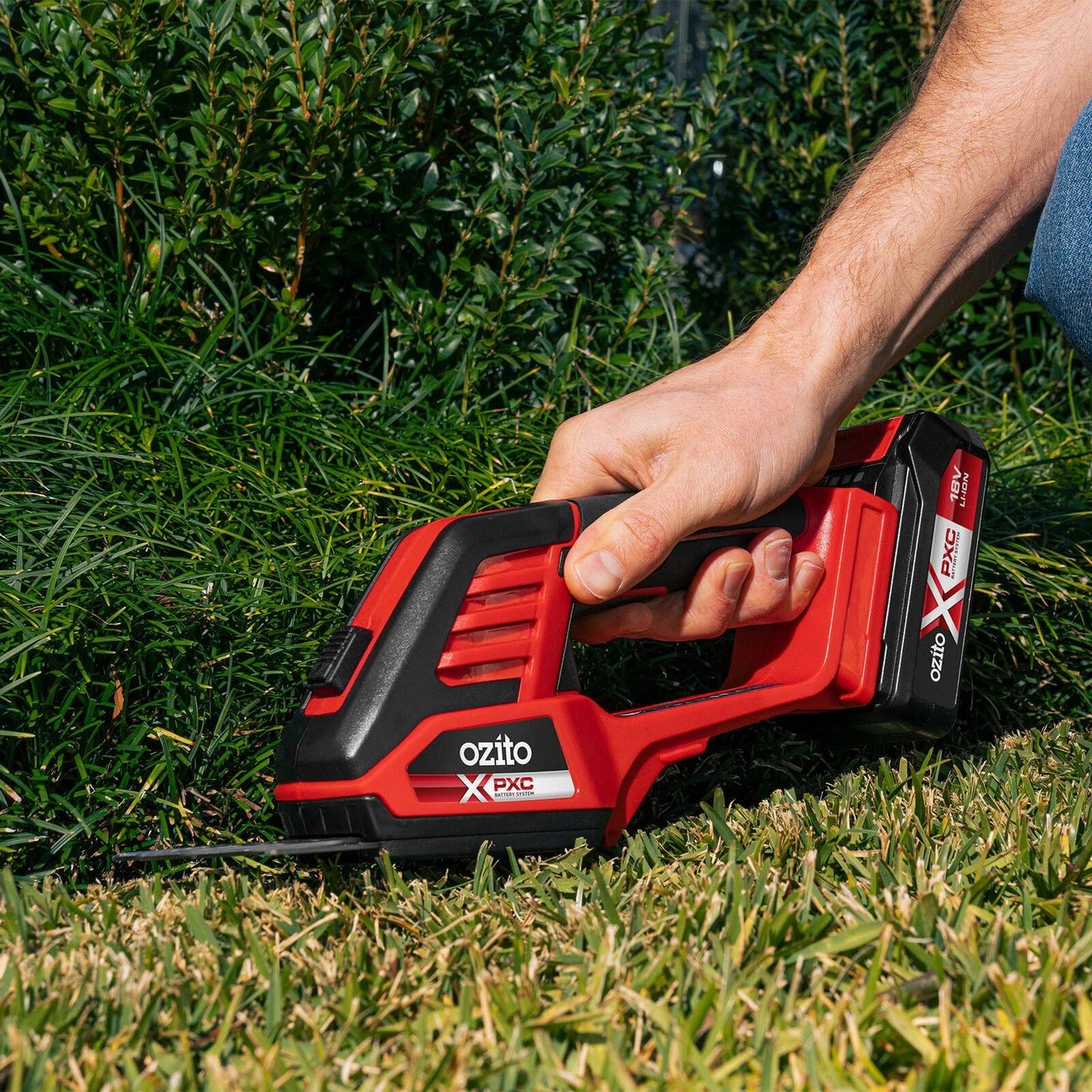 Ozito Grass Shear and Hedge Trimmer Lawn Edge PXC 18V 2.5Ah Battery PGSK-2518