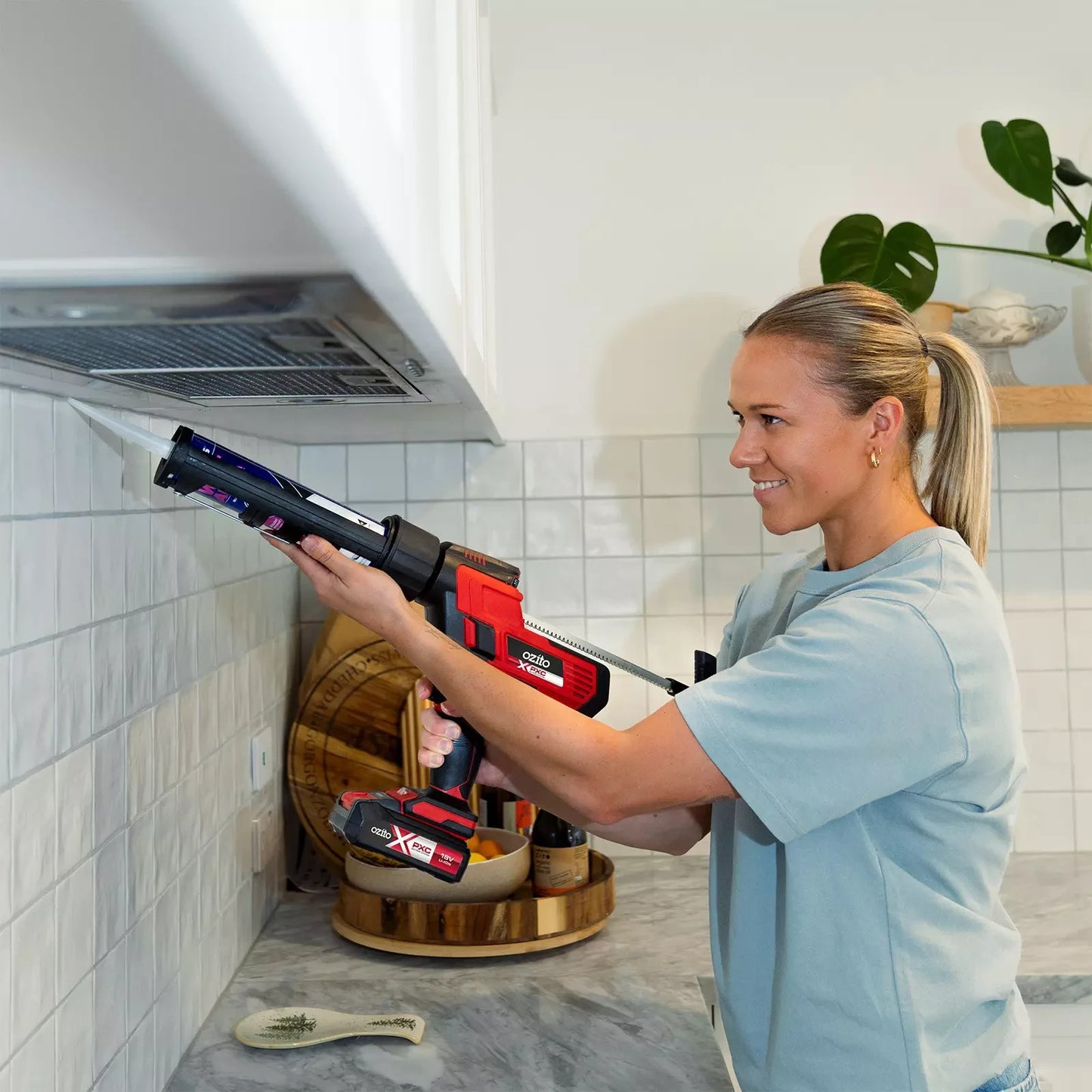 Ozito PXC 18V Caulking Gun Kit with 2.5Ah Li-ion Battery Charger Set Gap Sealant